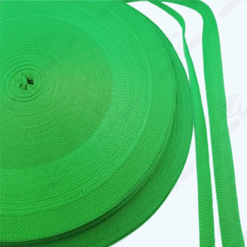 Cinta Ribete Verde Loro 1.5cm, 2cm, Cinta para Asas de Bolsas Publicitarias, Ribete para Tapacosturas de Mochilas, Cinta Ribete para Carteras, Cinta para Mallas Rachel, Refuerzo de Costuras en Bolsas, Accesorios para Confección Peruana, Cinta Ribete de Calidad para Mochilas, Ribete para Bolsas Hechas a Mano, Cinta para Detalles en Costuras, Cinta Ribete para Moda Local, Acabados Profesionales para Bolsos, Cinta Ribete por Mayor en Perú, Cinta Ribete por Rollos para Asas, Diseño Textil para Mochilas, Ribete para Zapatos y Carteras.