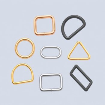 Salidas de asas metálicas para bolsos y mochilas, resistentes y decorativas para unir asas con firmeza y acabado profesional.